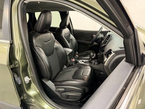 Used 2019 Jeep Cherokee Latitude Plus w/ Cold Weather Group AWD/4WD image 11
