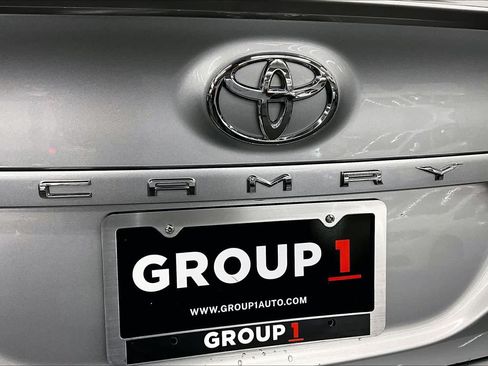 Used 2018 Toyota Camry SE FWD image 9