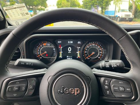 Used 2025 Jeep Wrangler Unlimited Rubicon image 27