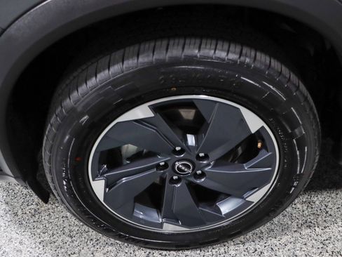 Used 2024 Nissan Rogue SV FWD image 11