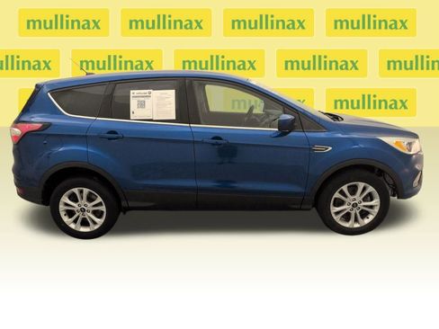 Used 2017 Ford Escape SE image 2