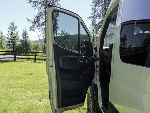 Used 2024 Mercedes-Benz Sprinter 2500 image 33