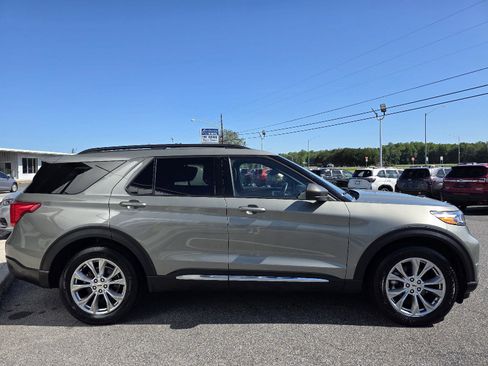 Used 2020 Ford Explorer XLT w/ Equipment Group 202A AWD/4WD image 4