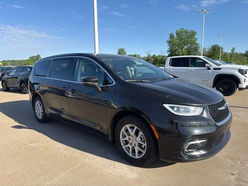 Used 2023 Chrysler Pacifica Touring-L FWD image 1