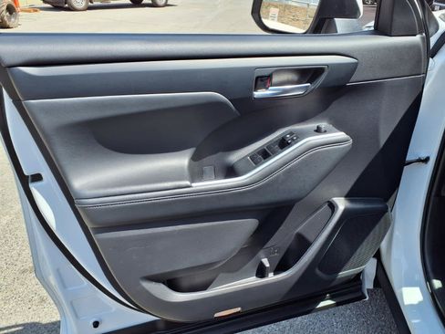Used 2023 Toyota Highlander XLE FWD image 16