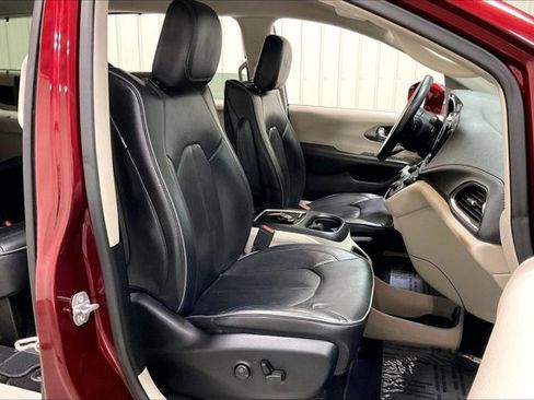 Used 2018 Chrysler Pacifica Limited FWD image 7