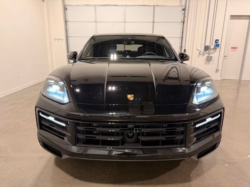 Used 2024 Porsche Cayenne Coupe AWD/4WD image 2