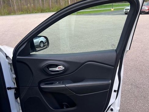 Used 2015 Jeep Cherokee Limited w/ Technology Group image 18