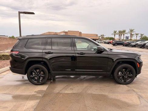 Used 2025 Jeep Grand Cherokee L Laredo RWD image 6