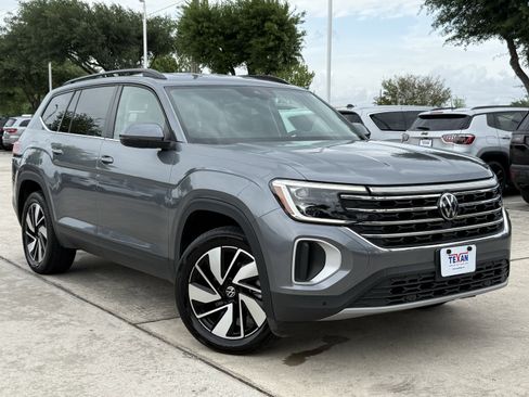 Used 2025 Volkswagen Atlas SE image 2