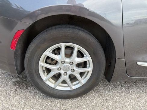 Used 2020 Chrysler Pacifica Touring-L FWD image 30