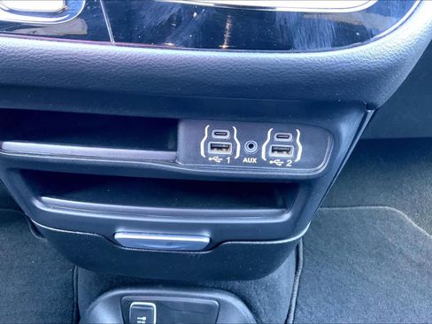 Used 2025 Chrysler Pacifica Select image 35