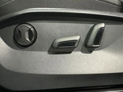 Certified 2025 Volkswagen Taos SE image 33