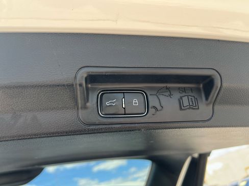 Used 2022 Ford Explorer XLT w/ Equipment Group 202A AWD/4WD image 11