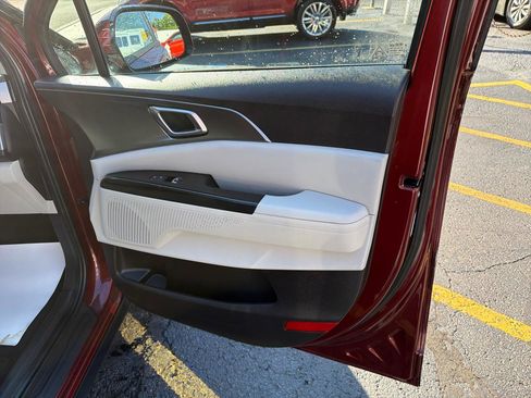 Used 2022 Kia Carnival LX FWD image 38