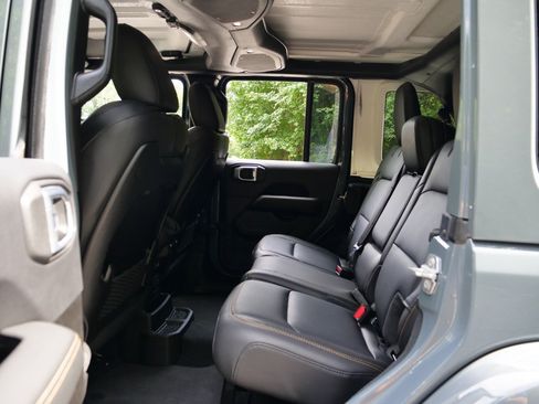Used 2024 Jeep Wrangler Unlimited Sahara AWD/4WD image 25