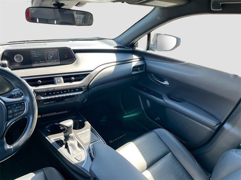 Used 2022 Lexus UX 200 image 22