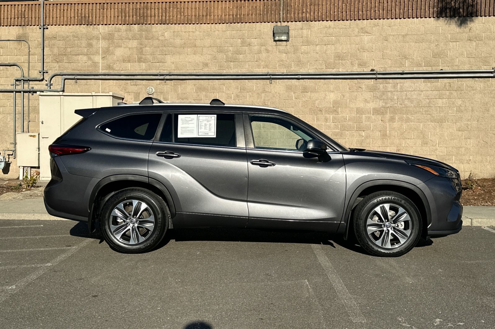 Used 2023 Toyota Highlander XLE FWD image 2