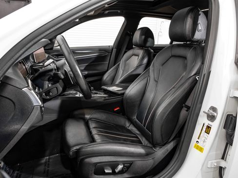 Used 2019 BMW 540i w/ M Sport Package RWD image 38