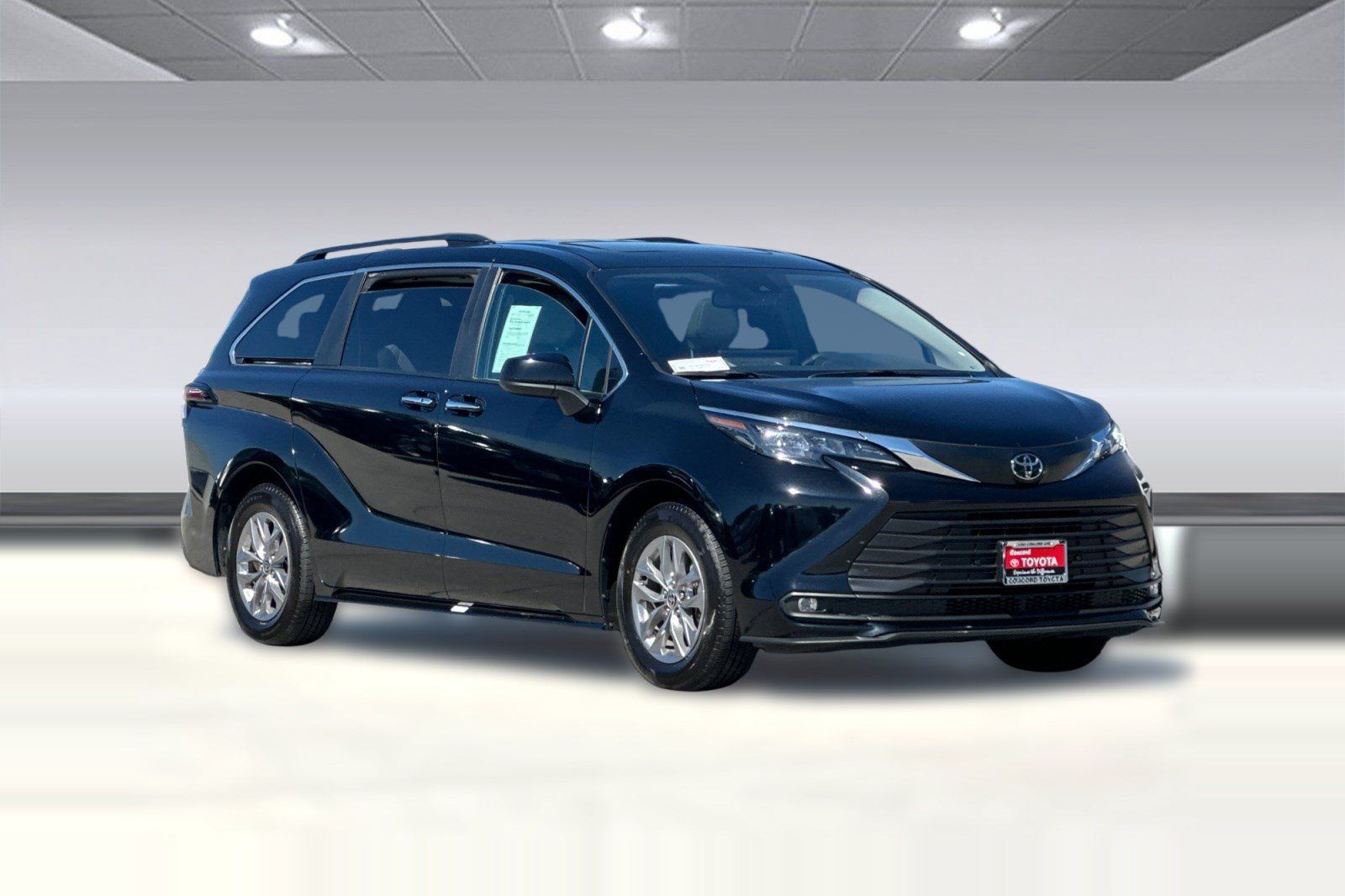 Used 2026 Toyota Sienna XLE FWD image 6