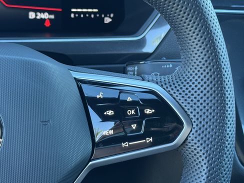 Used 2022 Volkswagen Tiguan SE R-Line image 21