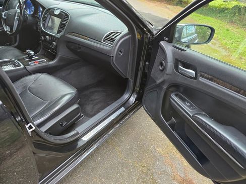 Used 2014 Chrysler 300 C image 11