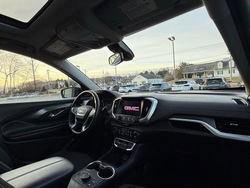 Used 2023 GMC Terrain SLE image 24