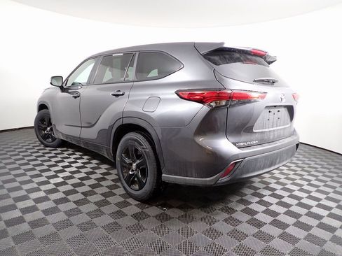 Used 2023 Toyota Highlander L FWD image 11