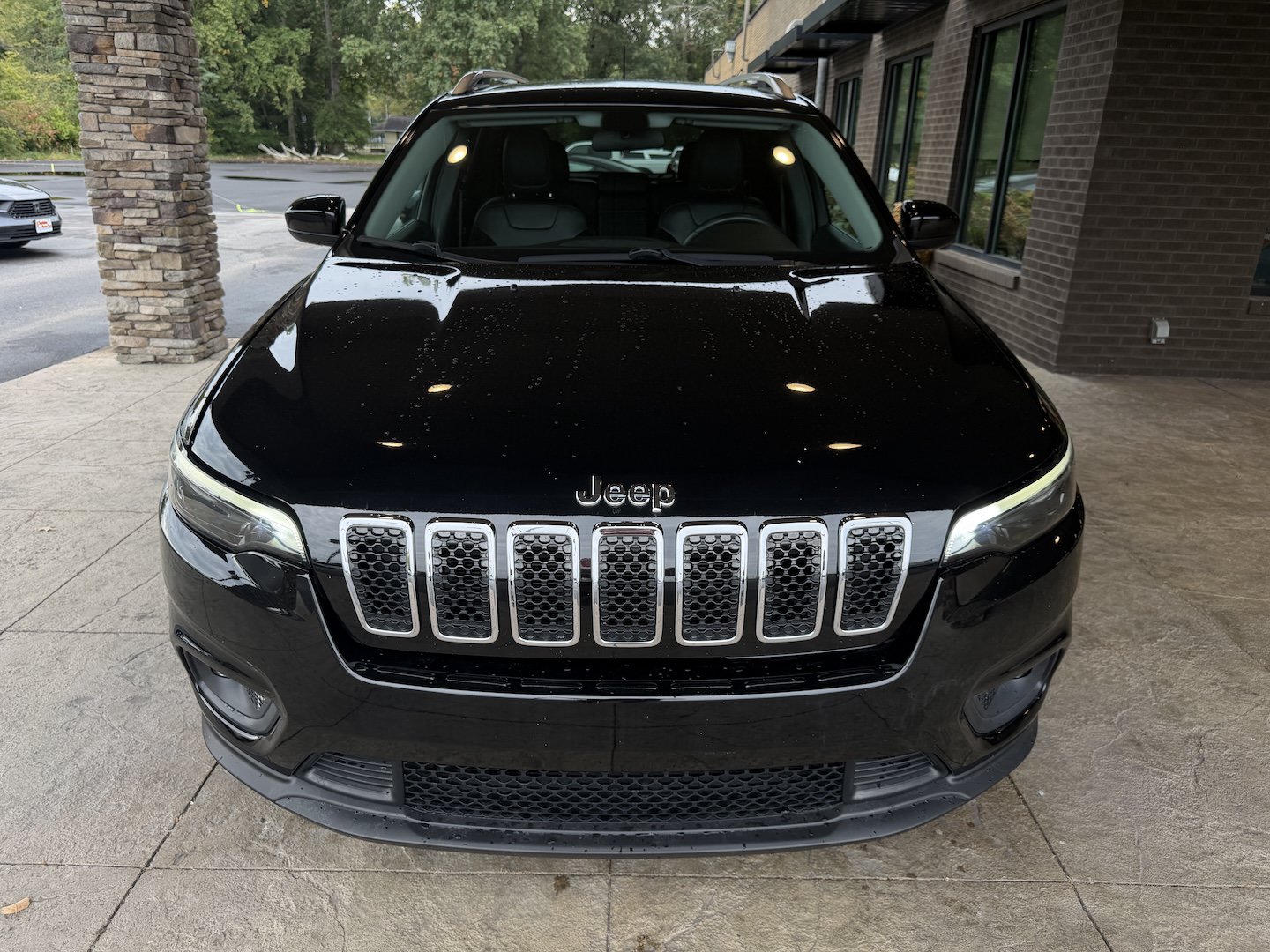 Used 2019 Jeep Cherokee Latitude Plus FWD image 4