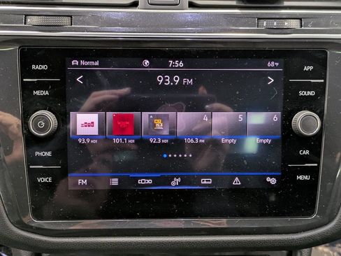 Used 2022 Volkswagen Tiguan SE w/ Panoramic Sunroof Package AWD/4WD image 12