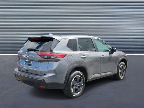 Used 2024 Nissan Rogue SV image 3