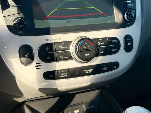 Used 2016 Kia Soul EV FWD image 22