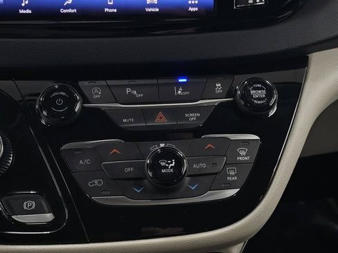 Used 2023 Chrysler Pacifica Touring-L FWD image 18