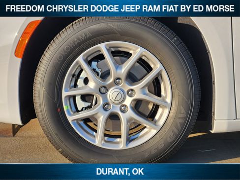 New 2026 Chrysler Pacifica Select image 8