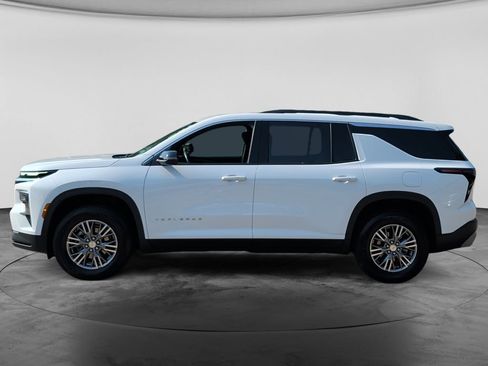 Used 2025 Chevrolet Traverse LT FWD image 4