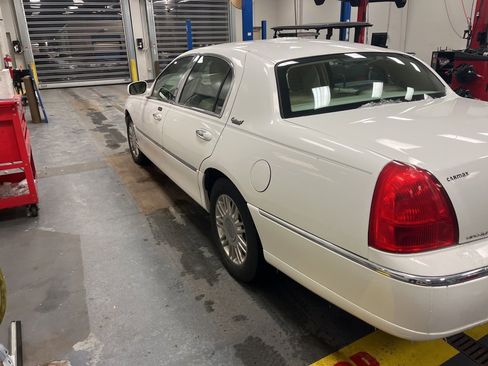 Used 2011 Lincoln Town Car Signature Limited w/ Continental Edition Pkg image 3