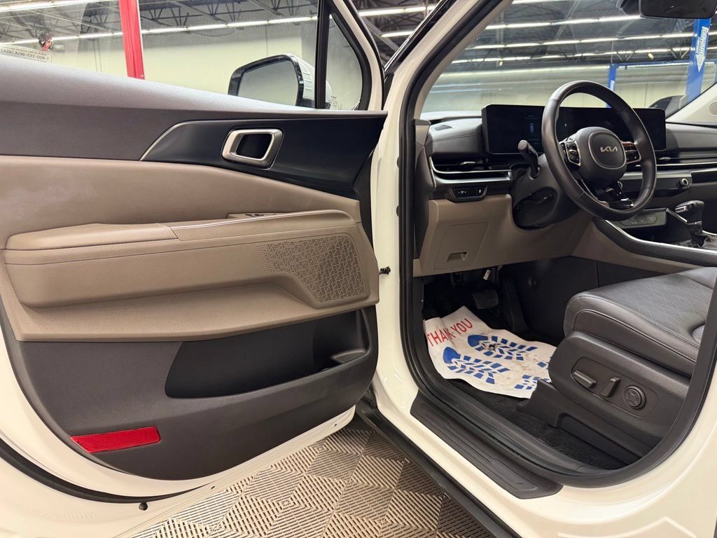 Used 2025 Kia Carnival FWD image 26