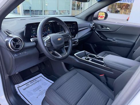 Used 2026 Chevrolet Equinox LT AWD/4WD image 10