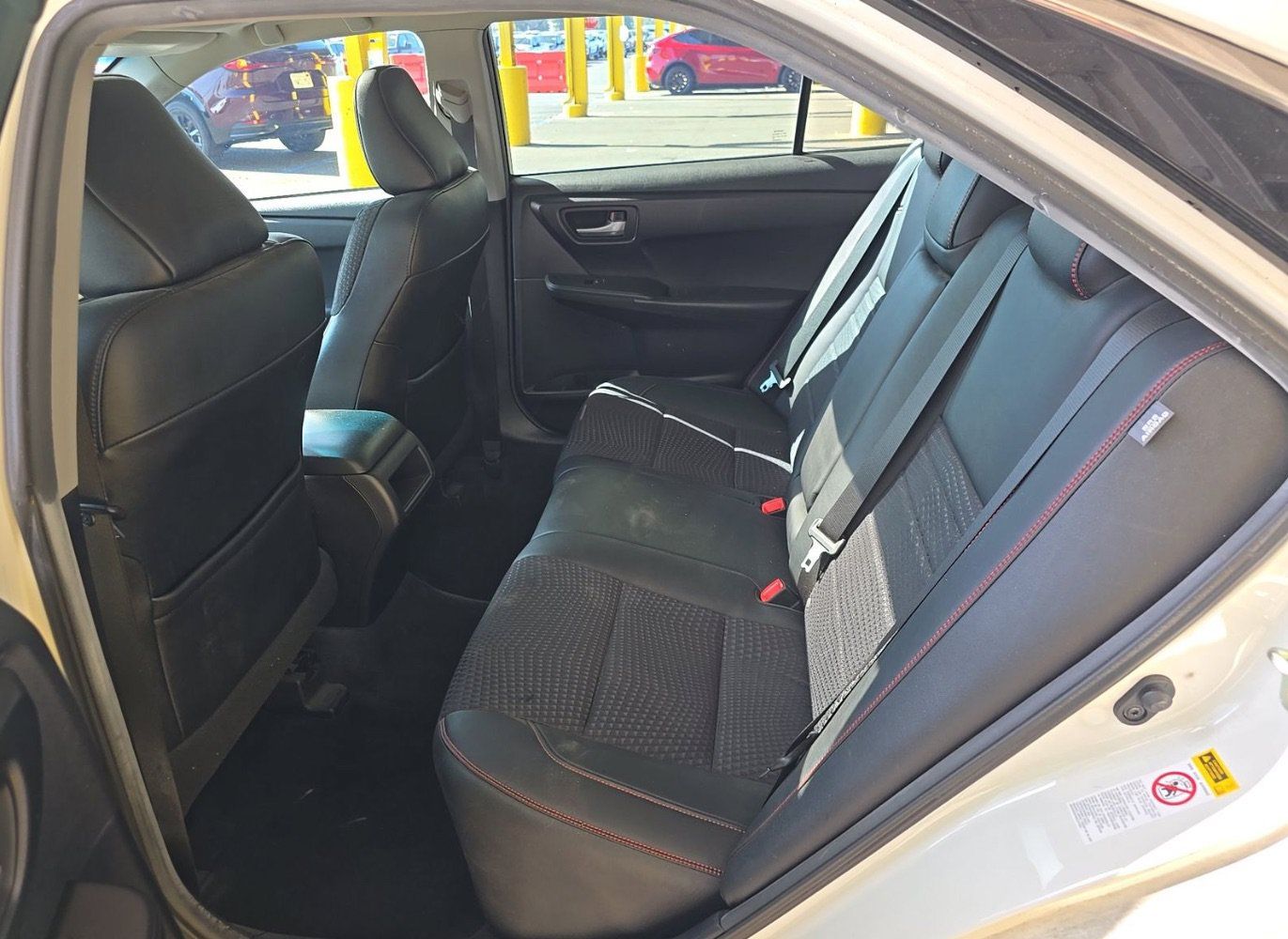 Used 2015 Toyota Camry SE w/ Moonroof Package FWD image 8