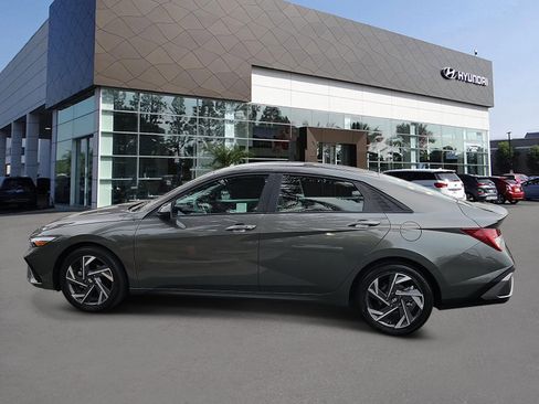 Used 2025 Hyundai Elantra SEL FWD image 3