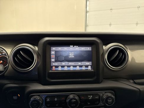 Used 2018 Jeep Wrangler Unlimited Sahara w/ Cold Weather Group AWD/4WD image 16