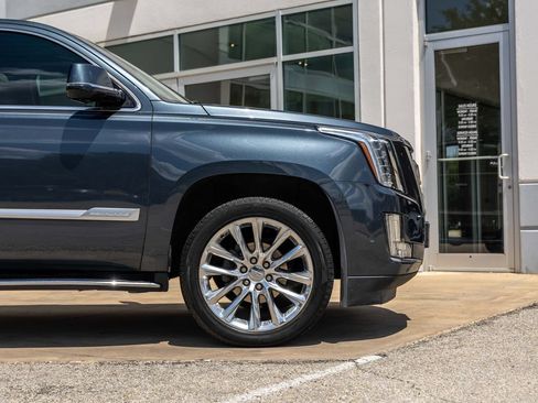 Used 2019 Cadillac Escalade Luxury AWD/4WD image 4