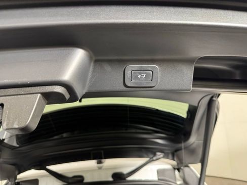 Used 2025 Jaguar F-PACE R-Dynamic S image 30