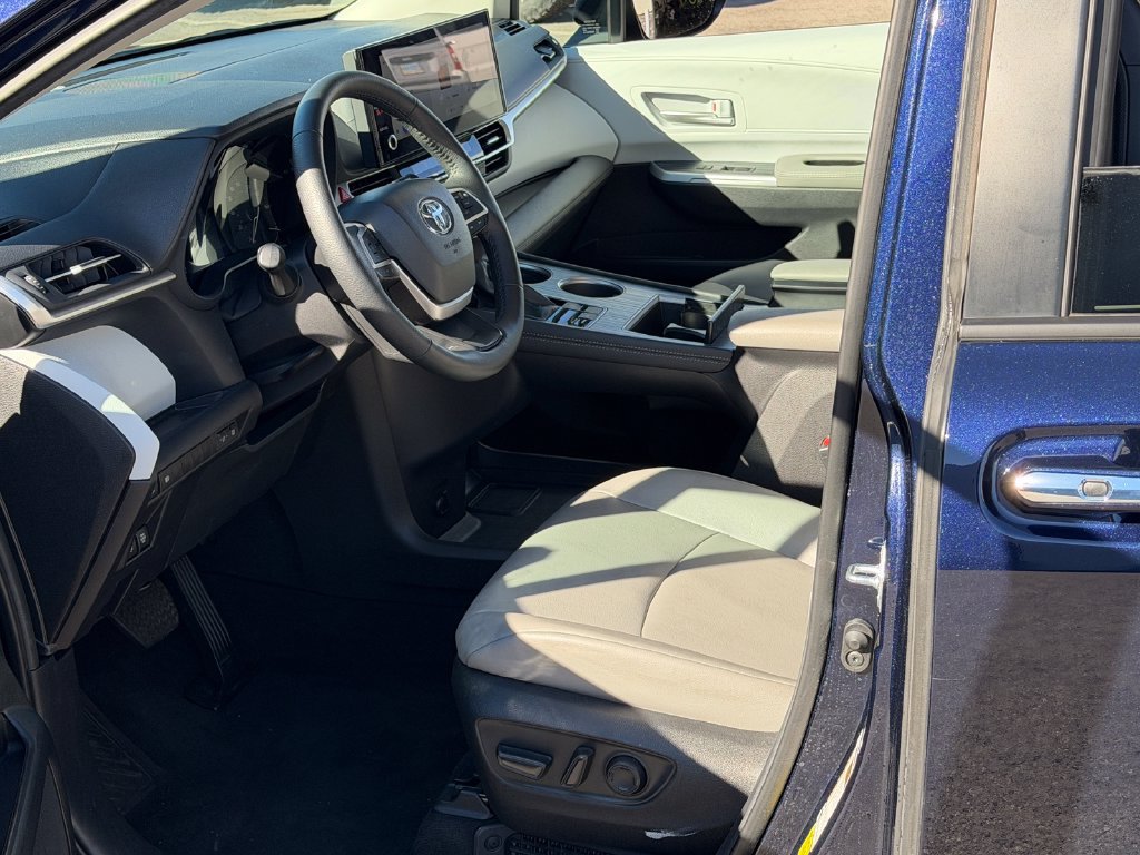 Used 2026 Toyota Sienna XLE FWD image 10