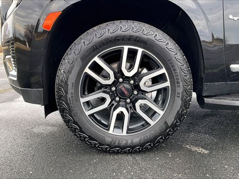 Used 2024 GMC Yukon SLT w/ SLT Luxury Package image 9