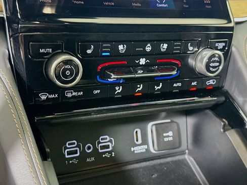 Used 2023 Jeep Grand Cherokee Summit AWD/4WD image 7