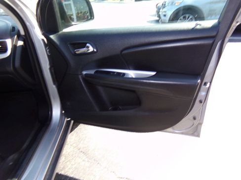 Used 2017 Dodge Journey SE w/ Flexible Seating Group image 30