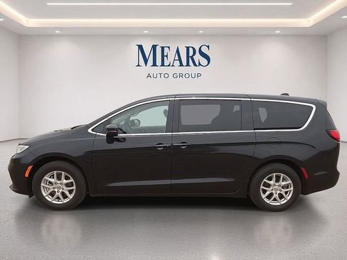 Used 2023 Chrysler Pacifica Touring-L FWD image 2