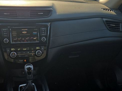 Used 2020 Nissan Rogue SV image 18