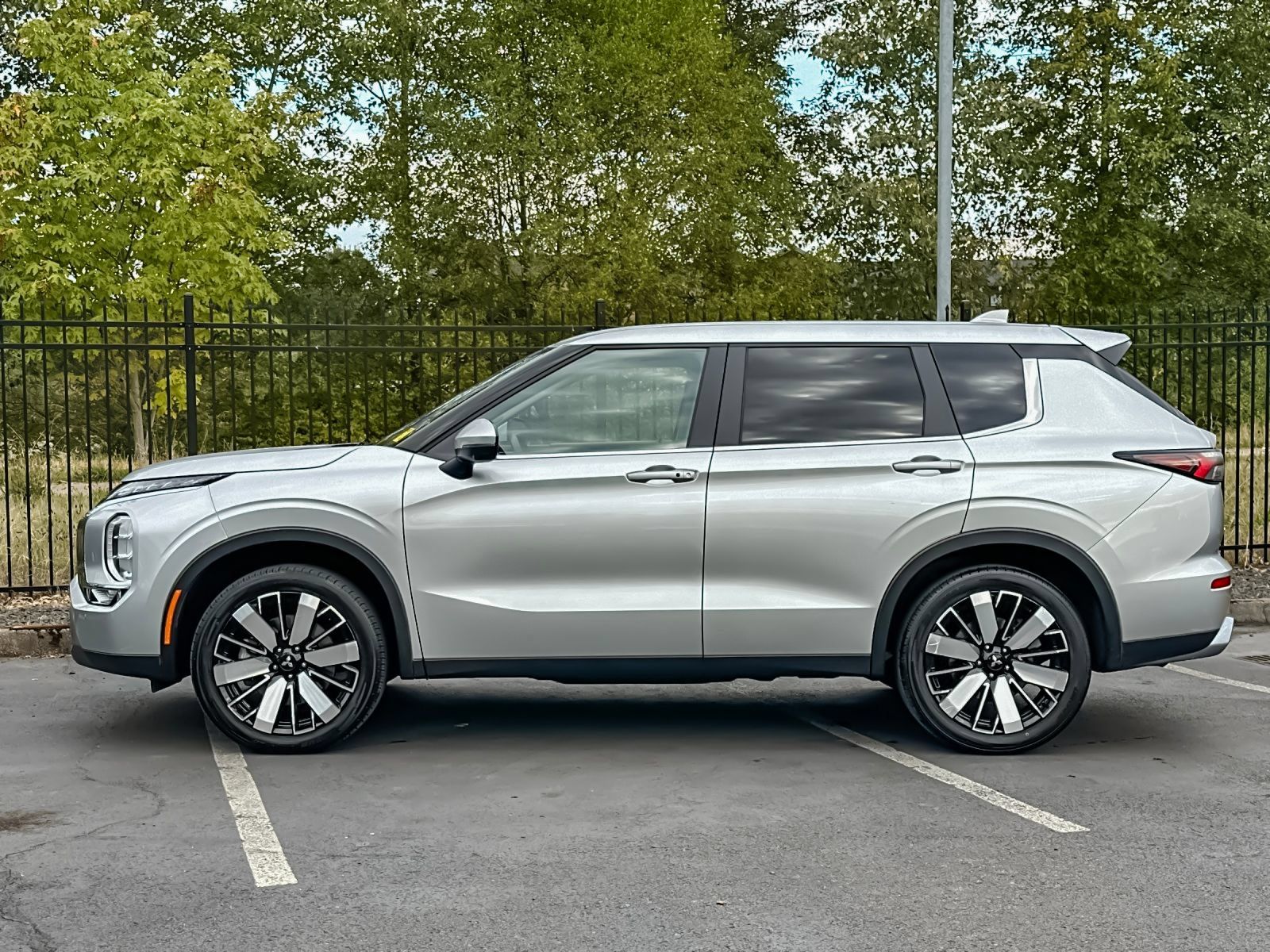 Used 2025 Mitsubishi Outlander SE FWD image 6